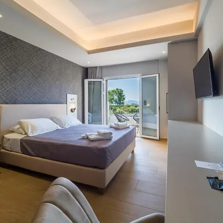 Paradise 4*