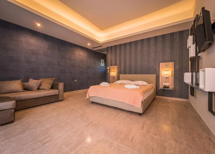 Paradise Hotel Finikounta