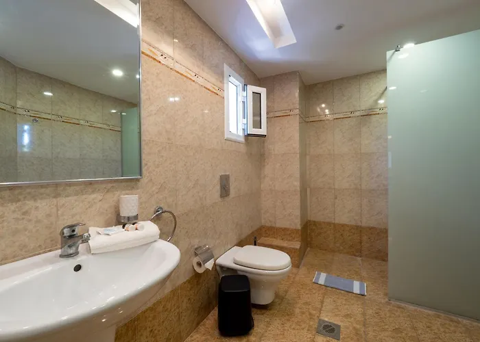 Paradise Hotel Finikounta